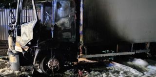 Гродненец залез в чужой грузовик и неудачно замкнул провода. Угнать не угнал, а автомобиль сгорел