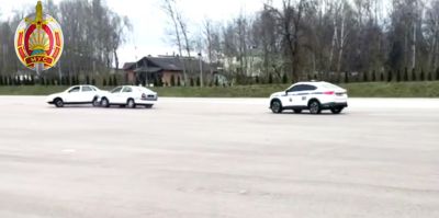 В Беларуси организовали навыки экстремального вождения для сотрудников ГАИ. Инструкторы из "Стрелы"