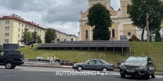 Напротив Драмтеатра устанавливают трибуны для зрителей дрифта. Места на трибунах платные