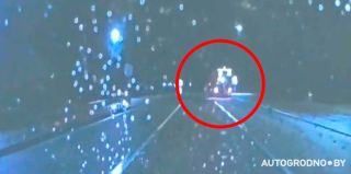 На трассе М6 водитель грузовика вынудил автомобилиста выехать на встречку на полном ходу. Видео