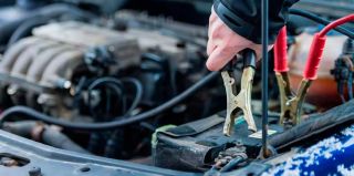 В Гродно водитель "прикуривал" автомобиль: произошло короткое замыкание и пожар, после чего мужчина внезапно умер