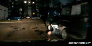 "От ям во дворах тоже есть польза": гродненец показал, как к нему под машину вывалился пьяный мужчина, но из-за выбоин они разминулись
