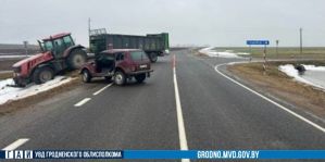 Под Волковыском тракторист выехал на главную дорогу и врезался в "Ладу". Водитель легковушки – в больнице