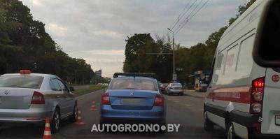 Вечером в Гродно молодой мужчина пошел на красный и его сбил автомобиль такси. Видео