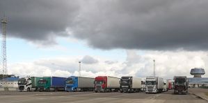 Люди живут в фурах. Водители большегрузов по семь суток стоят в очередях на белорусско-польской границе