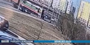 Главное – снять наушники и капюшон, убрать телефон. В Гродно напомнили о правилах на железной дороге