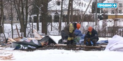 Зимой не до спячки: как в морозы 12-часовые вахты без выходных приближают открытие исторического моста в Гродно