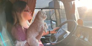 Девушка из Гродно уже 7 лет работает "дальнобоем": ездит с мужем и вместе они завели собаку. Но девушка хочет уходить из профессии