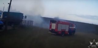 В Гродно мужчина прилег в траву покурить и уснул. Автостоянка на Лиможа оказалась в опасности