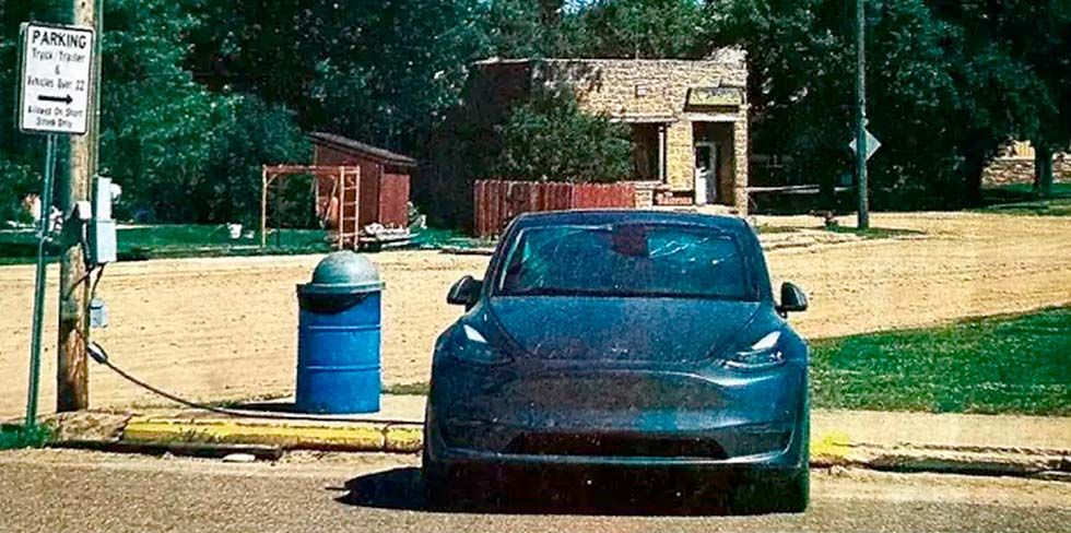 Tesla приехала в поселок США на 400 жителей и попала на первые полосы местных газет: "неопознанный электромобиль"