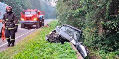 Молодой водитель съехал с дороги и врезался в бетонную ливневку. ДТП под Новогрудком