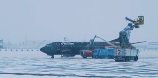 Аэропорт Минска рекомендует приезжать на рейсы заранее из-за снегопадов