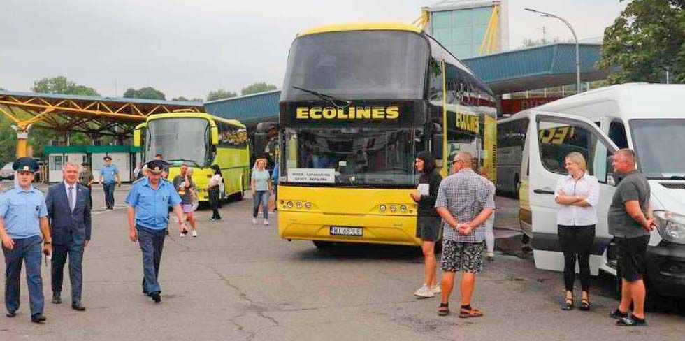 У границы с Польшей со стороны Беларуси скопилось 65 автобусов и 650 легковых автомобилей