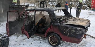 В гараже загорелись "Жигули". Причина банальна: возле печки-буржуйки находился склад горючих материалов