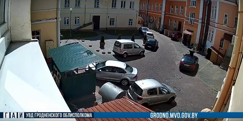 Эффектно на крыше BMW прокатилась гродненка в центре города. ГАИ не оставила это без внимания