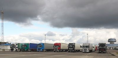 Люди живут в фурах. Водители большегрузов по семь суток стоят в очередях на белорусско-польской границе