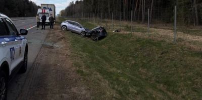 Женщина за рулем уснула, наехала на авто, стоявшее на обочине, а оно – на другую женщину. ДТП на М6 под Лидой