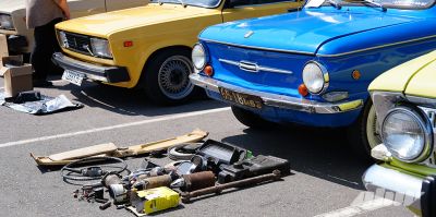 Машины "из-под деда" не сдаются! Экскурсия на авторынок в стиле 90-х