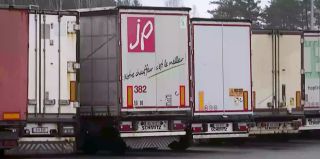 "Очень много прицепов и полуприцепов были просто брошены водителями на проезжей части". О ситуации на границе