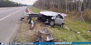 На М6 водитель уснул за рулем – металлический отбойник прошил салон насквозь. Пострадала пассажирка