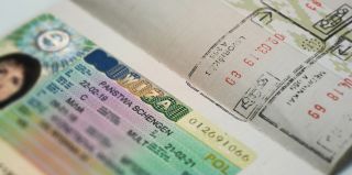 Шенген будут оформлять по-новому: без визита в посольство и наклейки в паспорте