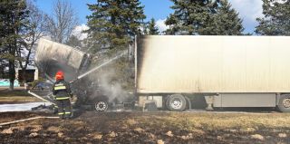 Под Щучином горела фура: водитель с возгоранием сам справиться не смог и вызвал МЧС