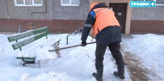 Как думаете, сколько противогололедного материала используют коммунальщики? Только в Гродно за 2 дня –  более 700 тонн