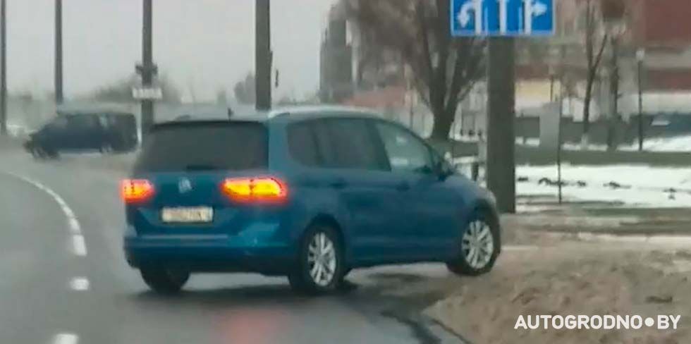 В Гродно водитель VW стал "учить" водителя автобуса. Кто прав?