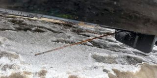 "Длинные спицы лежат на дороге. Могут и в шины поприлетать". Водители гадают, что это