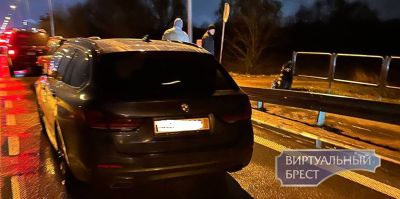 Люди бьют друг другу лица. Из-за огромной очереди домой на границе возникают конфликты