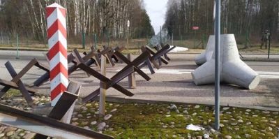 Польша устанавливает на приграничных с Беларусью дорогах противотанковые ежи