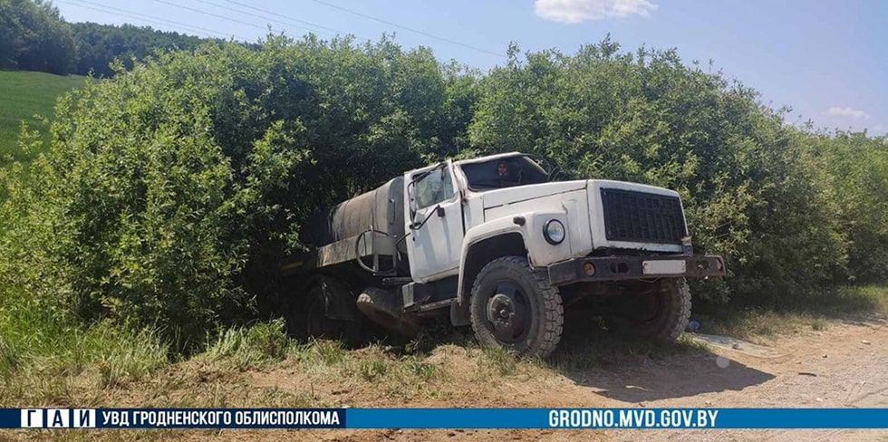 Почему цистерна с молоком съехала с гравийной дороги под Кореличами? Водителю от жары захотелось пить