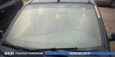 Очень взрослый мужчина швырнул бутылку в окно. Он просто не хотел, чтобы ее увидела жена