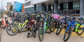 "В школе сказали, что детям на велосипеде приезжать нельзя". Кто-то решил поспорить с ПДД?