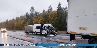 Бус остался почти без кабины на трассе М6 "Минск - Гродно". В ГАИ рассказали подробности инцидента