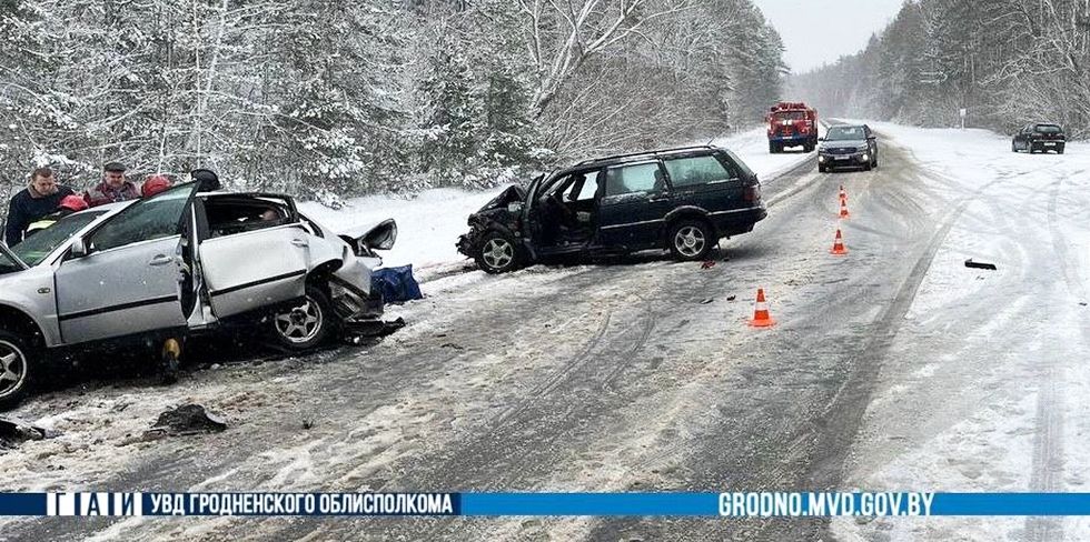 Два Passat столкнулись под Слонимом. Женщина-водитель не справилась с управлением и выехала на встречку. Есть погибшая