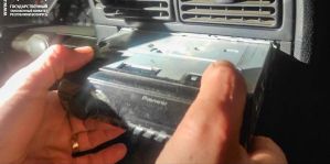 Мужчина ехал из Польши в Беларусь и сделал небольшой тайник за магнитолой: может лишиться автомобиля