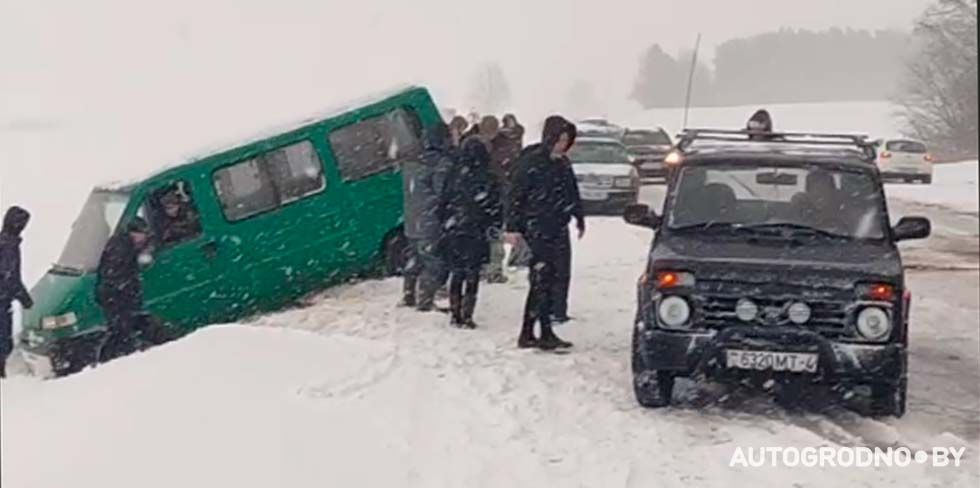 "Спасибо, мужики!" Как Peugeot тянули из кювета на дороге "Гродно - Озеры" и почему на ней случаются вылеты. Исправить – легко