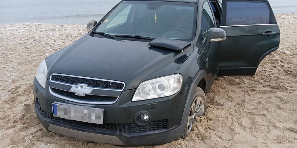 В Гданьске задержали белоруса: он катался на Chevrolet по пляжу, пока окончательно не застрял