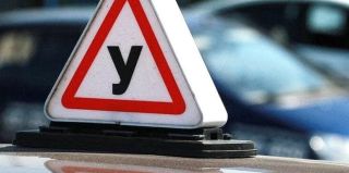 Уроки вождения с подвохом: курсантам предлагали купить удостоверение без экзаменов. Как наказали инструктора?