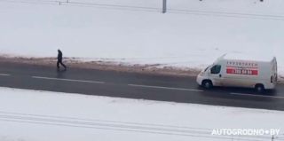 В Гродно водитель обеспечил защиту пьяному пешеходу, который чуть не попал под авто, а затем шел по проспекту Клецкова