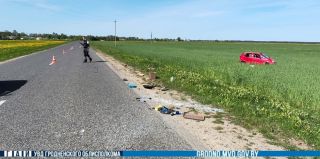 Белый день, ровная дорога, водитель цепляет обочину. И под откос идет жизнь целой семьи