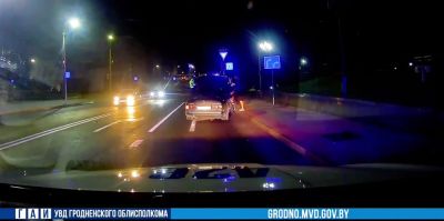Ночью в Гродно остановили Mercedes с громким выхлопом. Оказалось, водителя уже предупреждали
