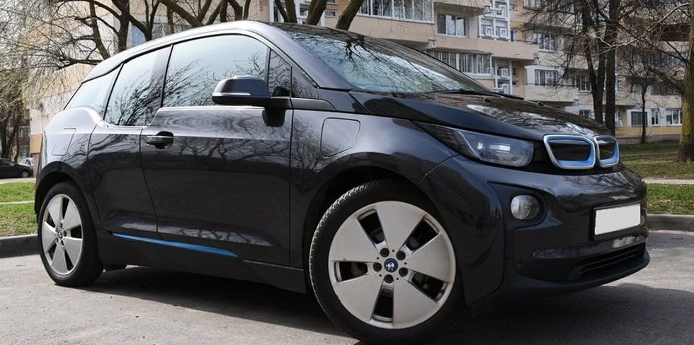 Владелец BMW i3 REX: "100 километров обходятся в 3-4 рубля летом и до 5 зимой, а о зарядке не думаю"