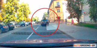 Маленькая дистанция и поздняя реакция: посмотрите, как происходят попутные ДТП. Видео из Гродно