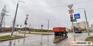 Глазам не верим: на кольце Тавлая включили светофоры! "Водители и пешеходы машут друг другу". И первая авария