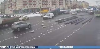 У вас еще нет фобии ездить за гружеными грузовиками? Посмотрите видео