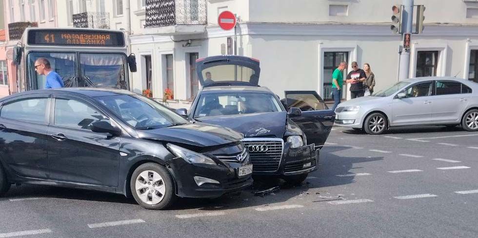 Типичная авария парализовала центр Гродно. Весь транспорт стал