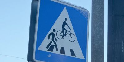 Велосипедист сбил пешехода на остановке – женщина оценила вред в 5000 рублей