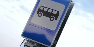 В Гродно парни повредили знак автобусной остановки. Ночью они били и гнули его, а утром перекидывали вину один на другого